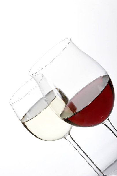 wineglasses with red and white wine, close-up  - Foto, immagini
