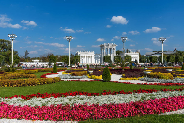 MOSCOW, RUSSIA - SEPTEMBER 22, 2018: Pavilion 66 Culture in VDNKh park. Beautiful landscape design - Foto, Imagem