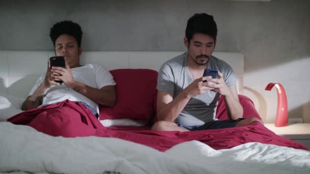 Homosexuelle Männer mit Smartphones ignorieren einander - Filmmaterial, Video