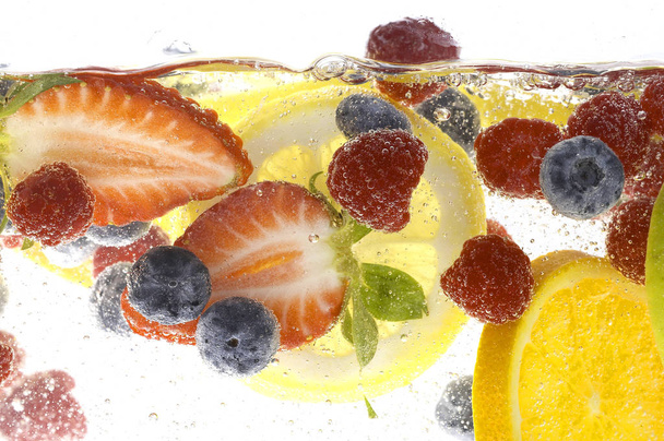  фрукты и ягоды в воде на белом фоне, крупный план
  - Фото, изображение