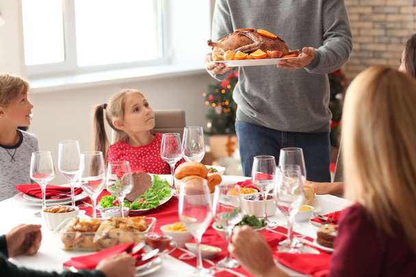 šťastná rodina s vánoční večeři doma - Fotografie, Obrázek