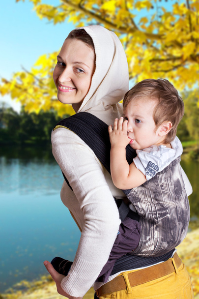 Молодая женщина с ребенком
 - Фото, изображение