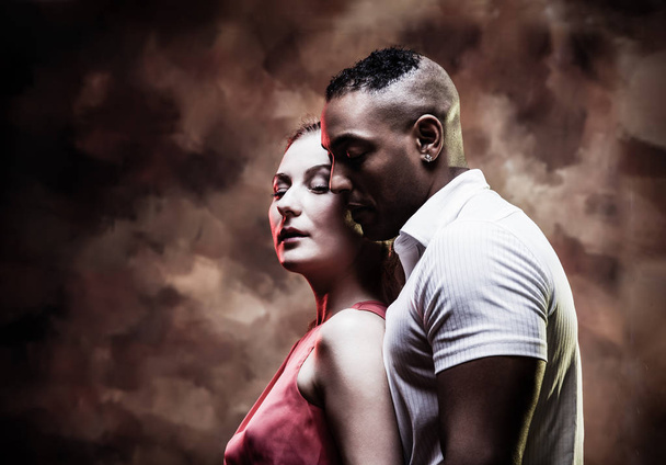 Jovens e sexy casal danças Caribe Salsa
 - Foto, Imagem