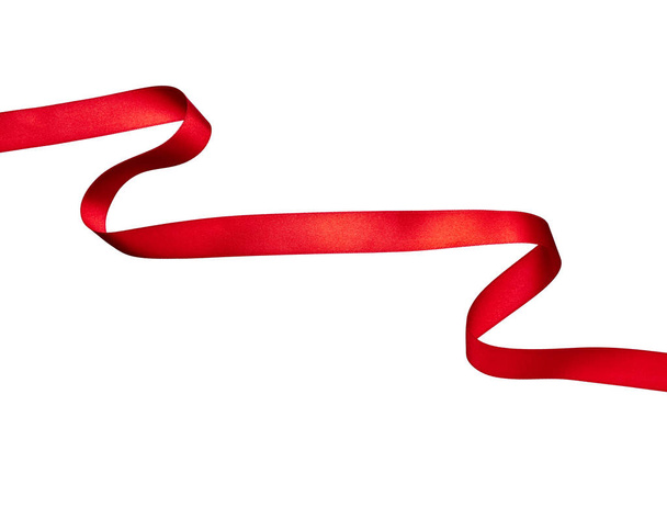 primer plano de una cinta roja sobre fondo blanco - Foto, imagen