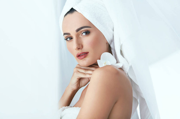 Body Skin Care. Beautiful Woman In Towel In Beauty Spa Salon - Foto, Imagem