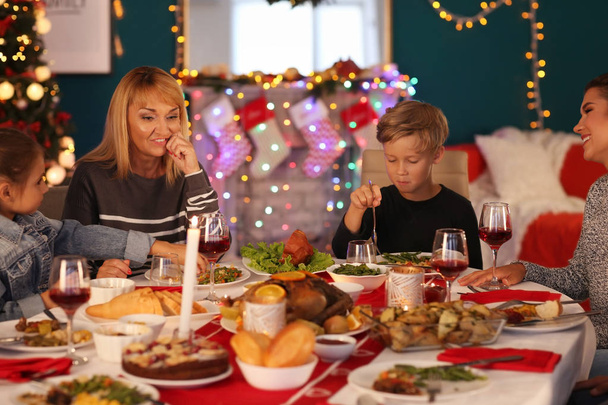 famiglia felice avendo cena di Natale a casa - Foto, immagini
