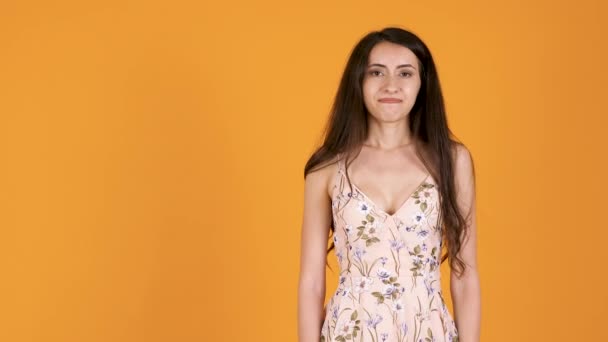 Frau im Sommerkleid sagt Nein mit Gesten - Filmmaterial, Video