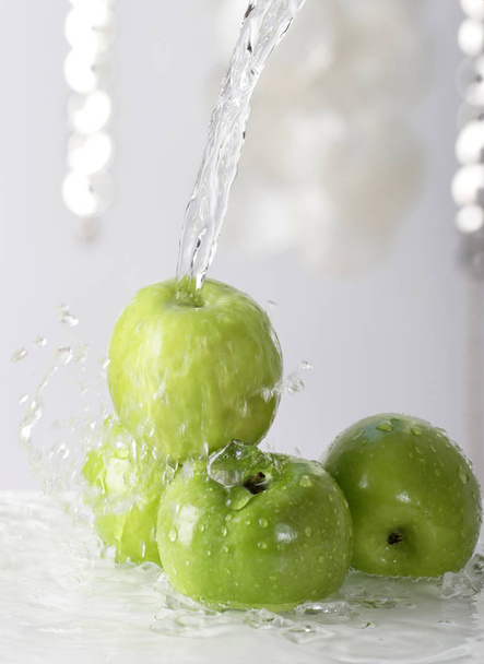 water pouring on pile of green apples, close-up   - Foto, Bild