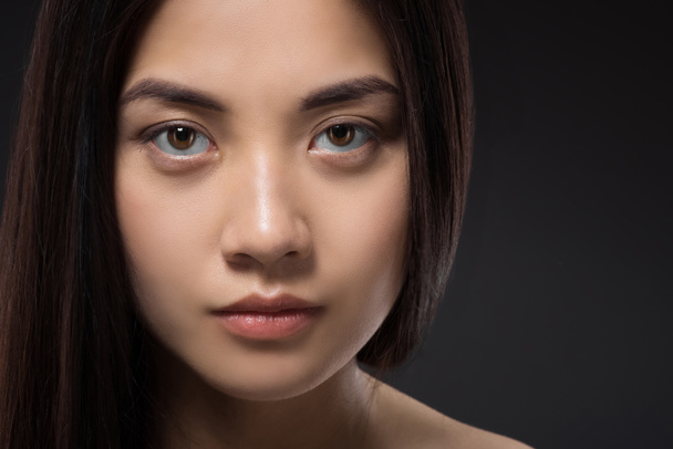 портрет красивої азіатки зі здоровим і міцним волоссям ізольовані на чорному
 - Фото, зображення