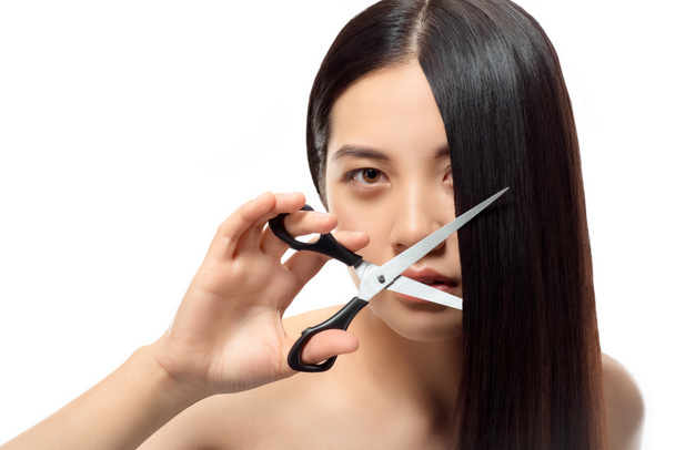 retrato de mujer asiática con tijeras aisladas sobre pelo blanco, dañado y concepto de puntas abiertas
 - Foto, Imagen