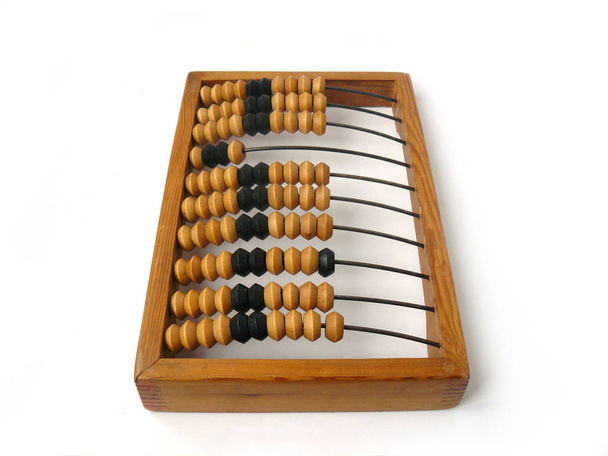 Oude abacus. Houten abacus. Vintage abacus. Kop stock beeld. antieke abacus, antieke rekenmachine, zwart, bruin, Close-up, witte achtergrond, Sovjet-Vintage, Ussr, headstock stock beeld, Nostalgishop - Foto, afbeelding