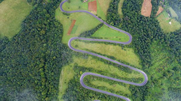 Luchtfoto van bochtige weg, gezien vanuit de lucht - Foto, afbeelding