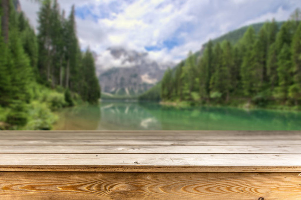 Lege houten tafel met natuurlijke achtergrond - Foto, afbeelding