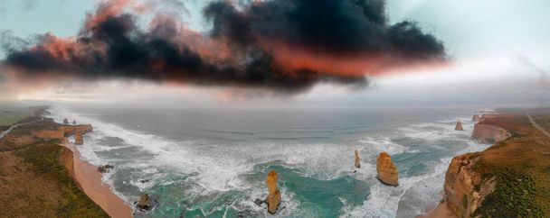 Overhead luchtfoto van twaalf apostelen kalksteen stacks op een bewolkte stormachtige ochtend. - Foto, afbeelding