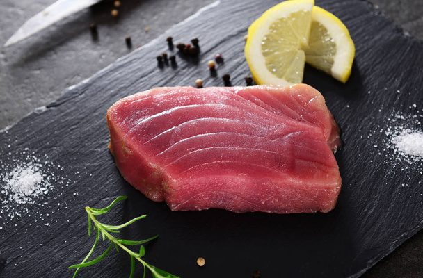 Zblízka pohled surového tuňák steak - Fotografie, Obrázek