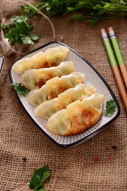 Vista de cerca de deliciosos dumplings gyoza
 - Foto, Imagen