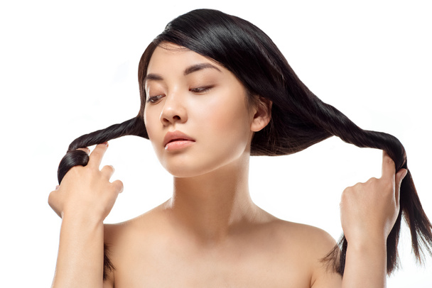 muotokuva houkutteleva aasialainen malli vahvat ja terveet hiukset aiheuttaa eristetty valkoinen
 - Valokuva, kuva