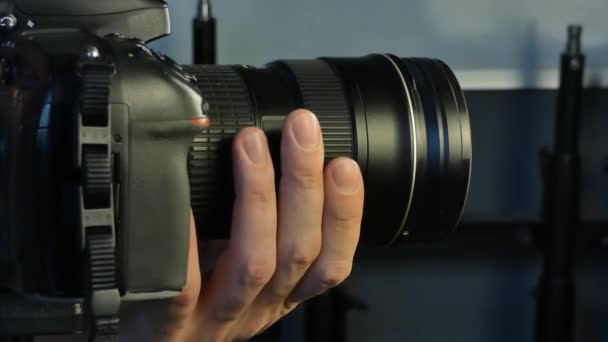 fotograaf in de studio werken met de camera aanpassen van de lens, profiel te bekijken, close-up - Video
