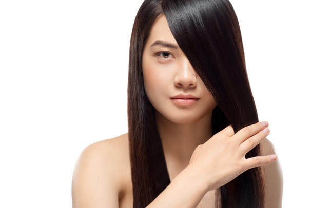 retrato de modelo asiático atractivo con el pelo fuerte y saludable posando aislado en blanco
 - Foto, Imagen