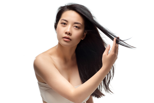 portrét asijské model s zdravé a lesklé vlasy představují izolované na bílém - Fotografie, Obrázek