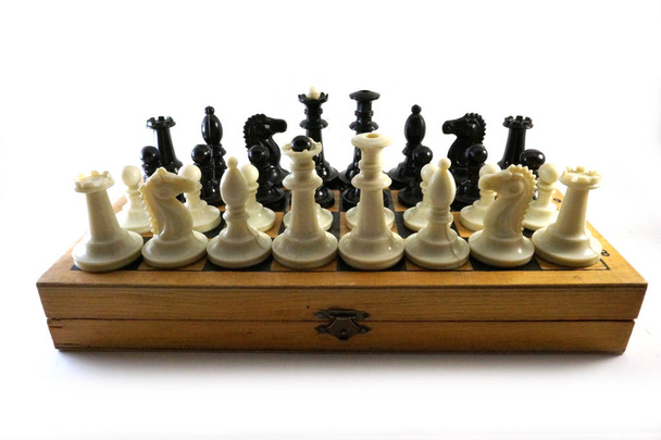 Xadrez, Peças de xadrez, Caixa de xadrez, Xadrez de madeira, Xadrez de plástico, Xadrez antigo, Soviete vintage, URSS, Fundo branco, Close-up, headstock imagem, Nostalgishop
 - Foto, Imagem