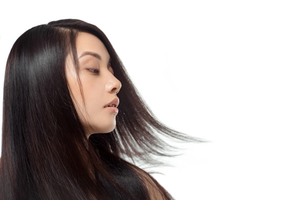 Porträt einer jungen Asiatin mit schönen und gesunden Haaren, isoliert auf weißem Grund - Foto, Bild