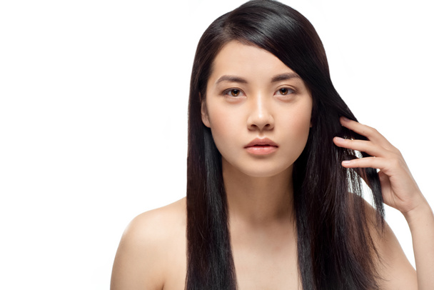 retrato de hermosa joven mujer asiática con cabello oscuro saludable aislado en blanco
 - Foto, Imagen