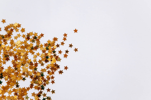 Fond festif des étoiles de confettis dorées
 - Photo, image