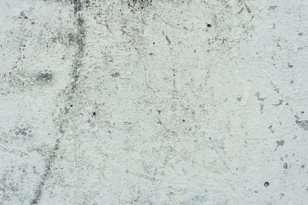 Fragment van de muur met krassen en scheuren. Het kan worden gebruikt als achtergrond - Foto, afbeelding