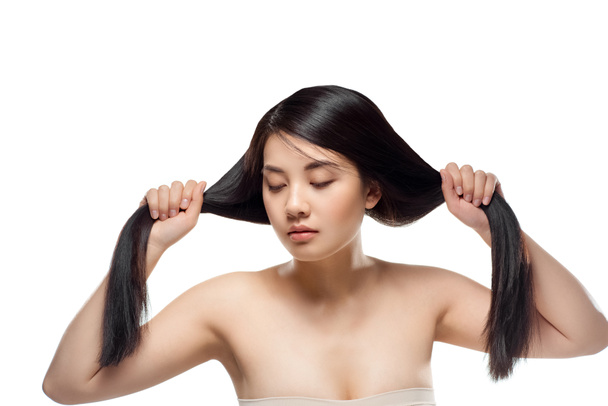 retrato de bela jovem asiática mulher com saudável cabelo escuro isolado no branco
 - Foto, Imagem