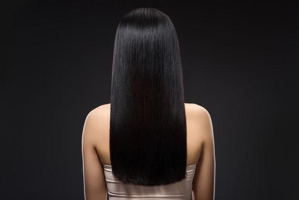 visão traseira da mulher com belo cabelo brilhante isolado no preto
 - Foto, Imagem