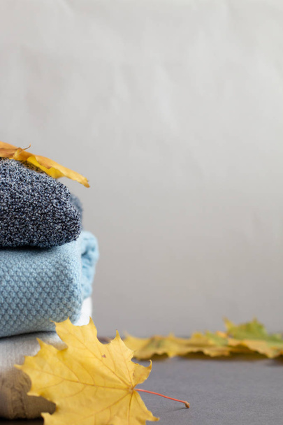 стопка теплих зимових светрів
 - Фото, зображення