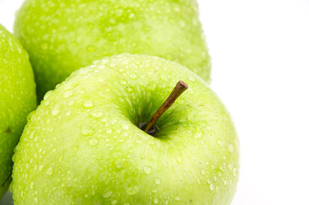 Zöld alma, elszigetelt fehér background / zöld alma-val csepp / érett zöld alma. Elszigetelt fehér - Fotó, kép