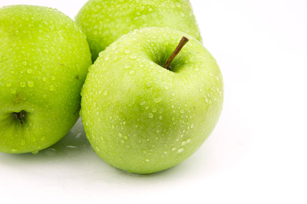 Green apple, isolated on white background / Green apple with droplet / A ripe green apple. Isolated on white - Φωτογραφία, εικόνα