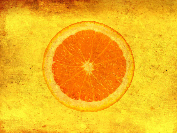 Fatia de fruta laranja isolada no velho fundo grunge de papel vintage. Vista superior, espaço de cópia
 - Foto, Imagem
