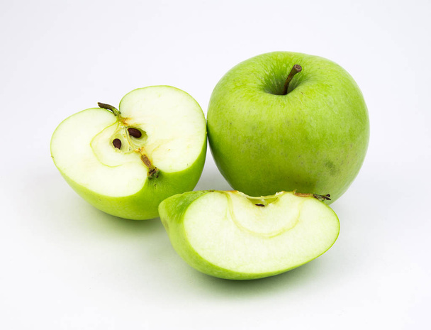 Yeşil elma, beyaz arka plan üzerinde izole / yeşil damlacık ile elma / olgun bir yeşil elma. Beyaz izole - Fotoğraf, Görsel