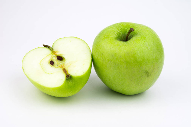 Pomme verte, isolée sur fond blanc / Pomme verte avec gouttelettes / Pomme verte mûre. Isolé sur blanc
 - Photo, image