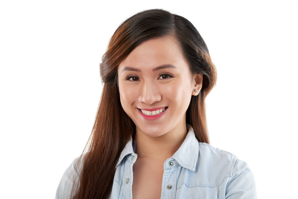 Belle femme asiatique souriante sur fond blanc posant pour caméra
  - Photo, image