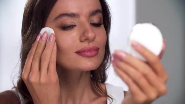 Face Makeup. Woman Applying Powder On Skin With Sponge Closeup - 映像、動画