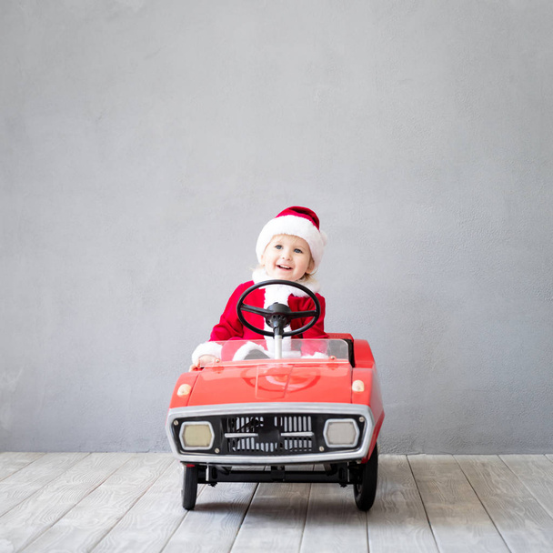 Happy child having fun on Christmas time. Kid playing at home. Xmas holiday concept - Foto, Imagen