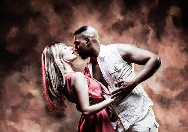 Giovani e sexy coppia balla Caraibi Salsa
 - Foto, immagini