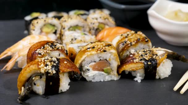 Imágenes de diapositivas de muñecas de cerca de rollos de sushi saludables y deliciosos
 - Metraje, vídeo