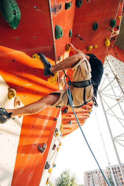 Giovane arrampicata parete roccia uno sport estremo
 - Foto, immagini