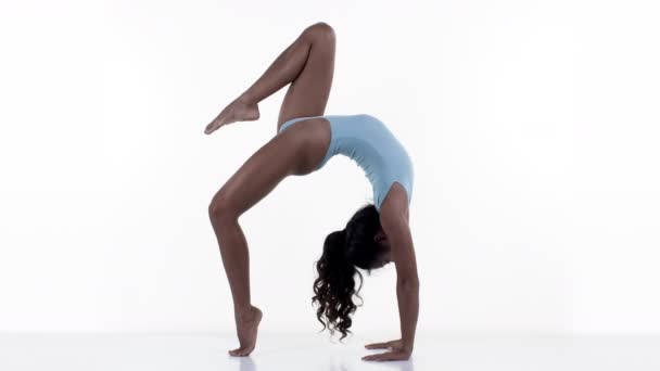 Женщина делает растяжку и гимнастические упражнения
 - Кадры, видео