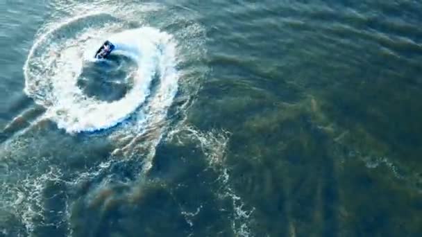Személy vezetői egy waverunner csinál stunts víz. - Felvétel, videó