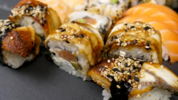 Νόστιμα νόστιμο σούσι κυλίνδρους σε ποικιλία - Πλάνα, βίντεο