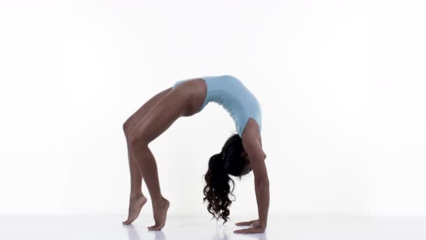 Mujer haciendo ejercicios de estiramiento y gimnasia
 - Imágenes, Vídeo