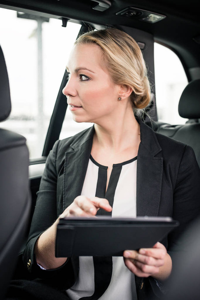 Empresário segurando tablet digital no carro
 - Foto, Imagem
