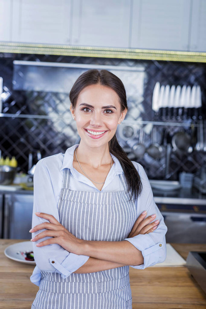 Fiatal, vonzó nő állt a konyhában - Fotó, kép
