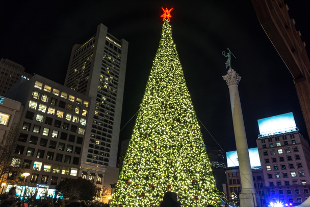 Vista nocturna del árbol de Navidad en Union Square en San Francisco, California
 - Foto, imagen